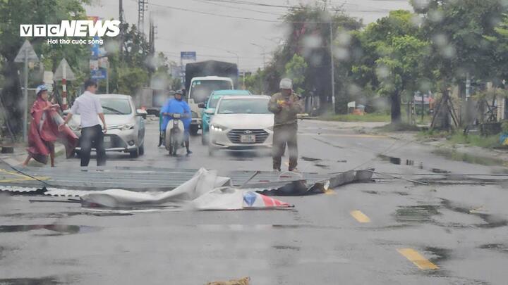 Bão số 10 cuốn bay mái nhà, quật đổ cây ở Huế, dân Quảng Trị vào hầm trú ẩn- Ảnh 3.