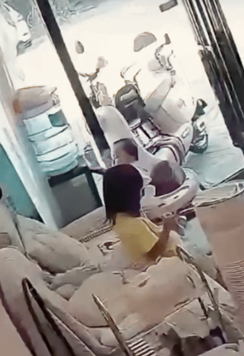 Bé 20 tháng tuổi gặp nạn vì bình nước 10 lít đổ vào người: Cha mẹ cần cảnh giác mọi lúc- Ảnh 1.