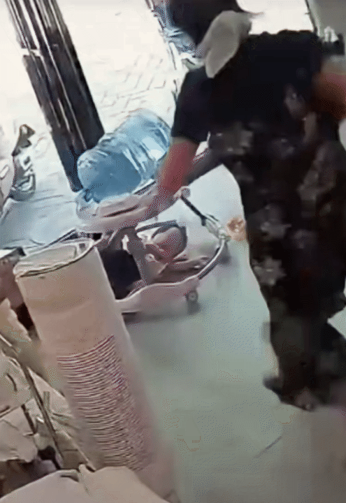 Bé 20 tháng tuổi gặp nạn vì bình nước 10 lít đổ vào người: Cha mẹ cần cảnh giác mọi lúc- Ảnh 2.