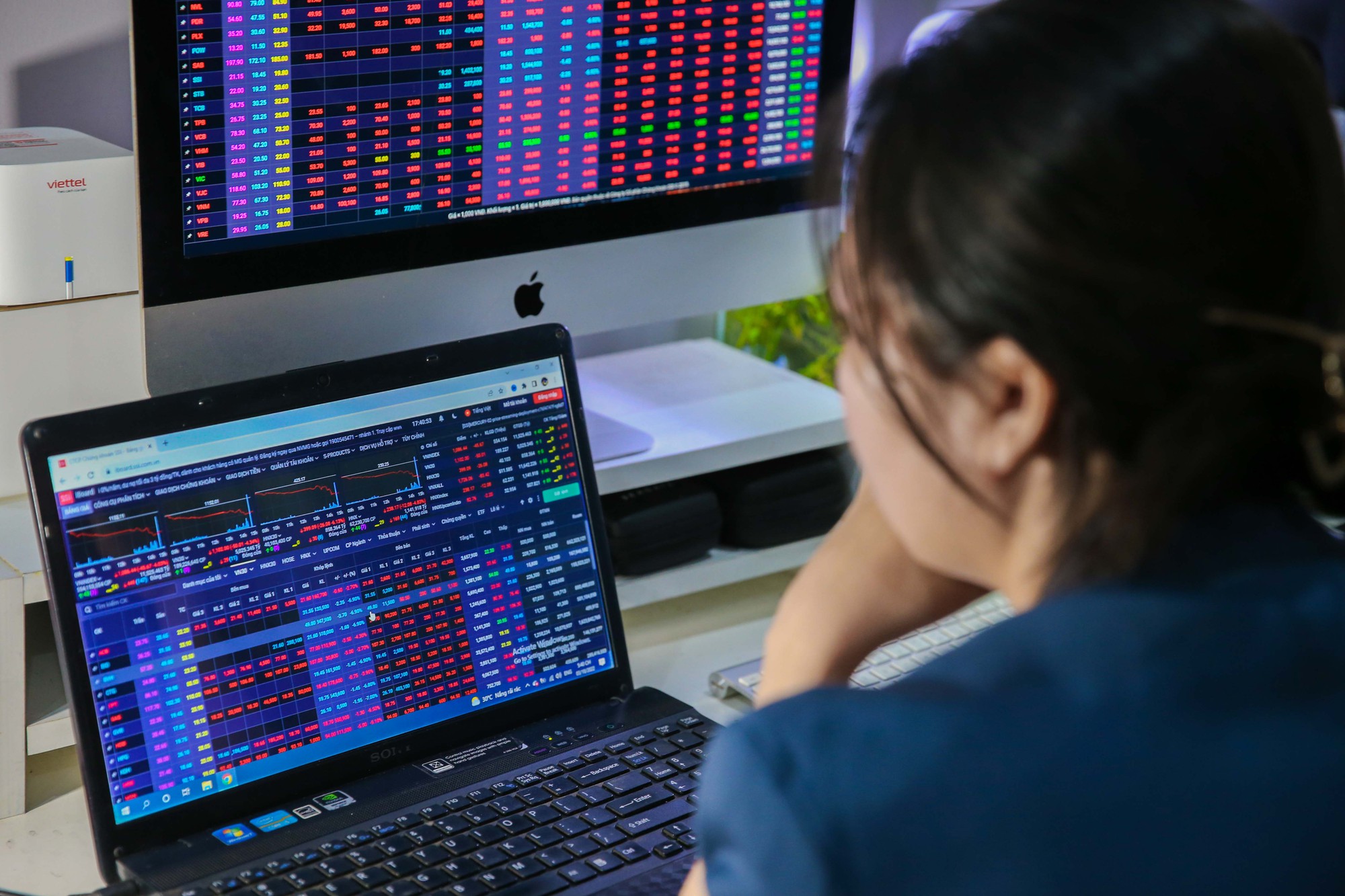 VN-Index "xanh vỏ đỏ lòng", nhà đầu tư chứng khoán bắt đầu lỗ nặng- Ảnh 1. VN-Index "xanh vỏ đỏ lòng", nhà đầu tư chứng khoán bắt đầu lỗ nặng- Ảnh 1.