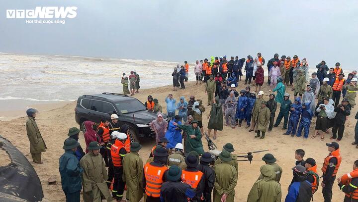 Bão số 10 cuốn bay mái nhà, quật đổ cây ở Huế, dân Quảng Trị vào hầm trú ẩn- Ảnh 10.