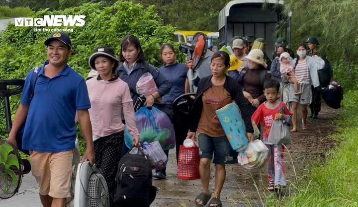 Bão số 10 cuốn bay mái nhà, quật đổ cây ở Huế, dân Quảng Trị vào hầm trú ẩn- Ảnh 12.