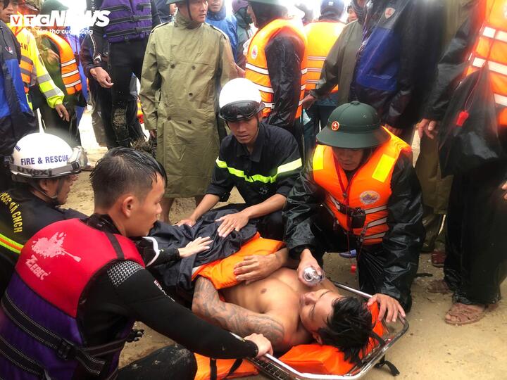 Bão số 10 cuốn bay mái nhà, quật đổ cây ở Huế, dân Quảng Trị vào hầm trú ẩn- Ảnh 11.