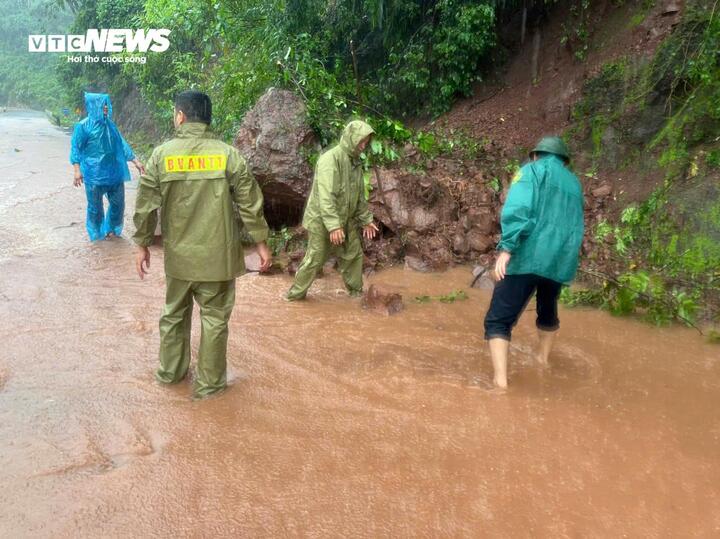 Bão số 10 cuốn bay mái nhà, quật đổ cây ở Huế, dân Quảng Trị vào hầm trú ẩn- Ảnh 9.