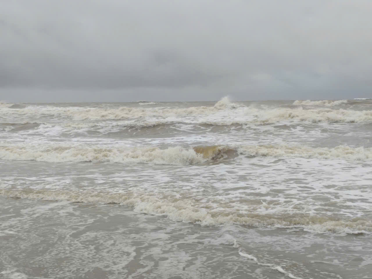 VIDEO: Bão số 10 Bualoi giật cấp 15 áp sát, bầu trời tối đen, biển động dữ dội- Ảnh 2. VIDEO: Bão số 10 Bualoi giật cấp 15 áp sát, bầu trời tối đen, biển động dữ dội- Ảnh 2.