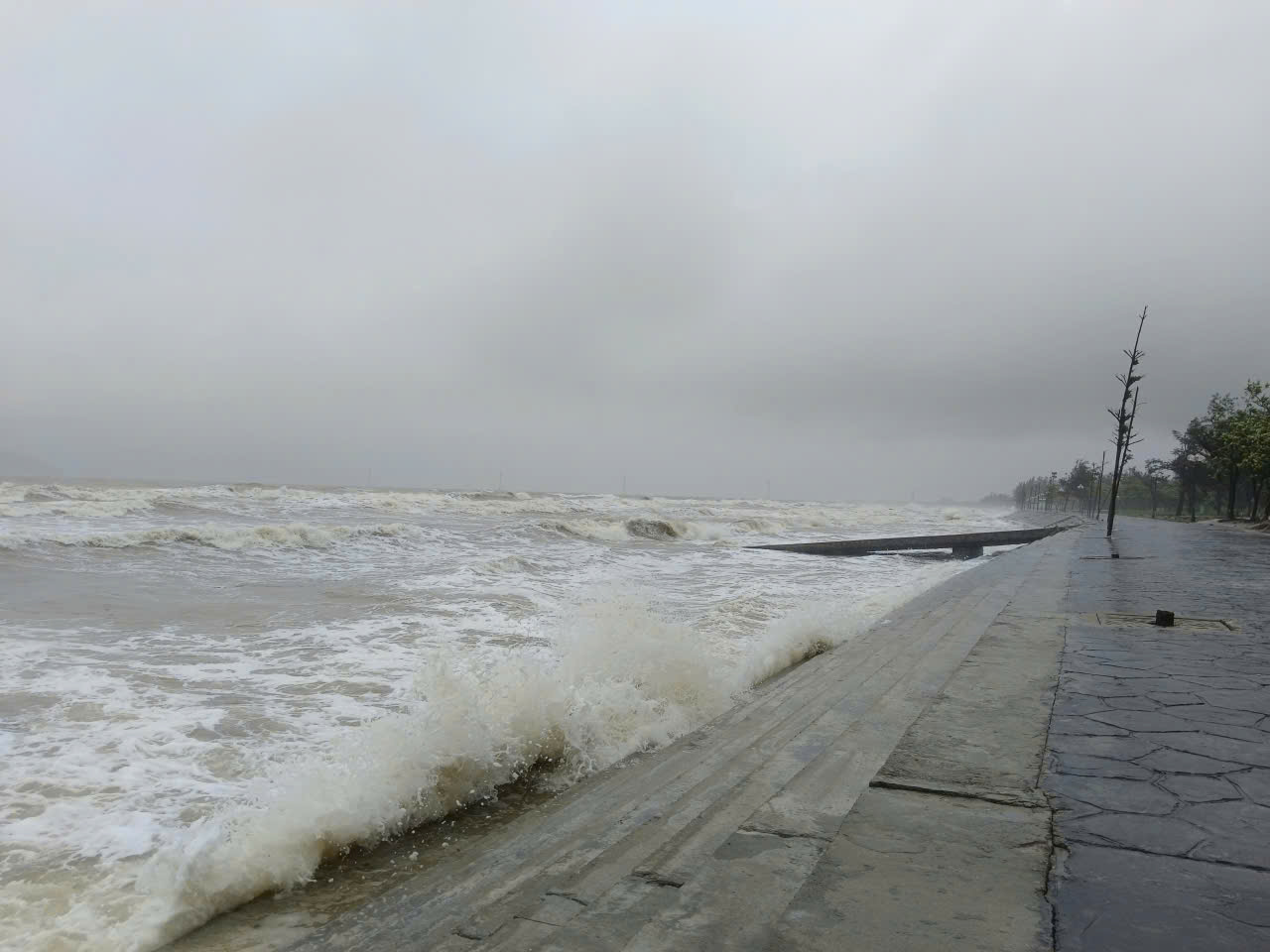 VIDEO: Bão số 10 Bualoi giật cấp 15 áp sát, bầu trời tối đen, biển động dữ dội- Ảnh 1. VIDEO: Bão số 10 Bualoi giật cấp 15 áp sát, bầu trời tối đen, biển động dữ dội- Ảnh 1.