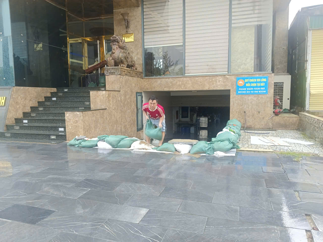 VIDEO: Bão số 10 Bualoi giật cấp 15 áp sát, bầu trời tối đen, biển động dữ dội- Ảnh 4. VIDEO: Bão số 10 Bualoi giật cấp 15 áp sát, bầu trời tối đen, biển động dữ dội- Ảnh 4.