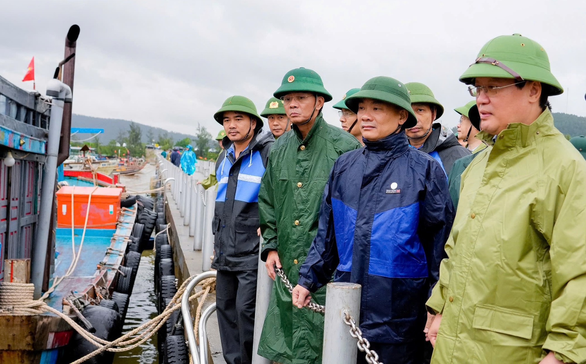 VIDEO: Bão số 10 Bualoi giật cấp 15 áp sát, bầu trời tối đen, biển động dữ dội- Ảnh 5. VIDEO: Bão số 10 Bualoi giật cấp 15 áp sát, bầu trời tối đen, biển động dữ dội- Ảnh 5.