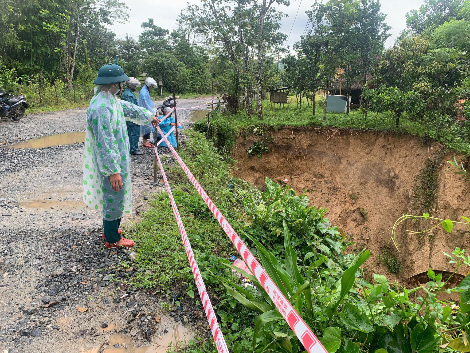 Xót xa rạp cưới ở Đà Nẵng bị gió quật te tua trong bão số 10- Ảnh 2. Xót xa rạp cưới ở Đà Nẵng bị gió quật te tua trong bão số 10- Ảnh 2.