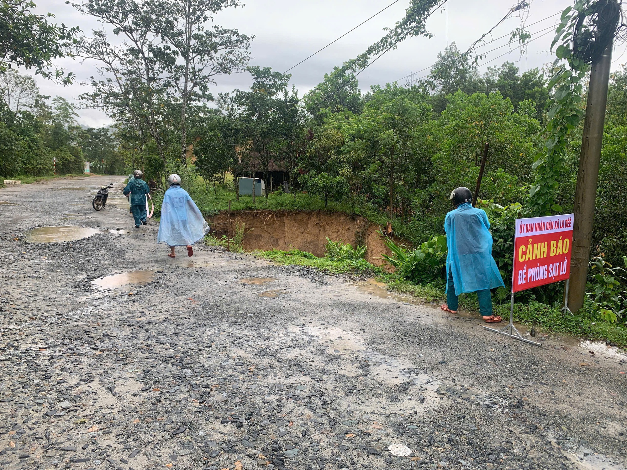 Xót xa rạp cưới ở Đà Nẵng bị gió quật te tua trong bão số 10- Ảnh 1. Xót xa rạp cưới ở Đà Nẵng bị gió quật te tua trong bão số 10- Ảnh 1.