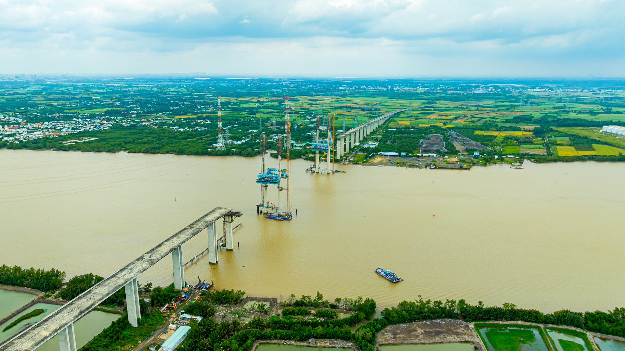 Toàn cảnh công trường cầu dây văng cao nhất, nút thắt cuối cùng của cao tốc mỗi mét tốn nửa tỷ ở TP.HCM- Ảnh 1.