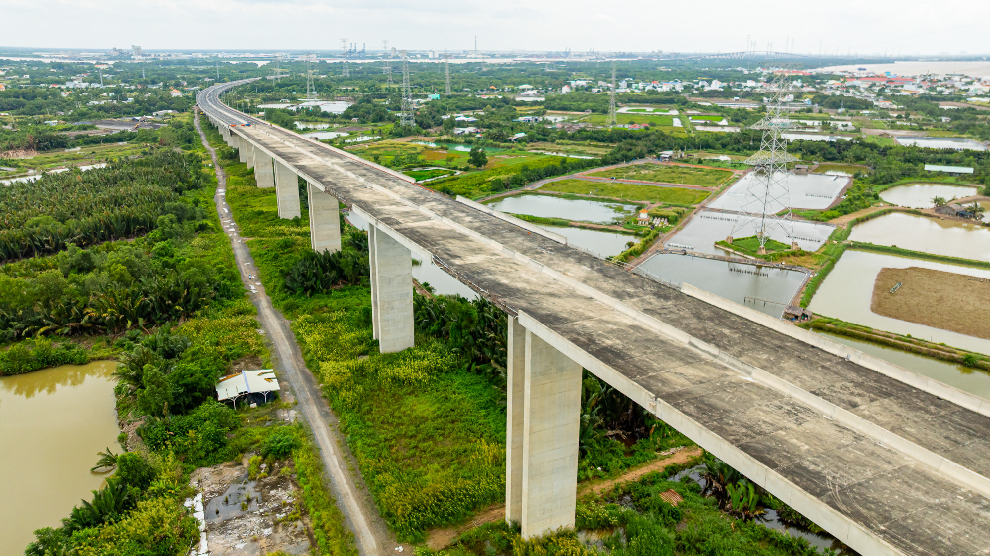 Toàn cảnh công trường cầu dây văng cao nhất, nút thắt cuối cùng của cao tốc mỗi mét tốn nửa tỷ ở TP.HCM- Ảnh 10.