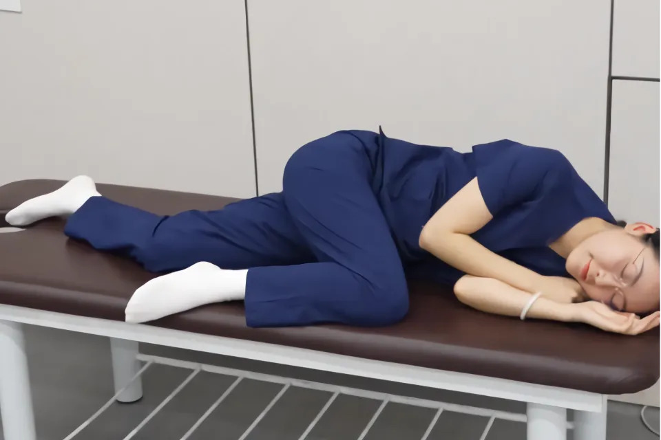 Ngủ ở 4 tư thế này ĐỪNG HỎI TẠI SAO cột sống sớm bị "hủy hoại": Nhiều người thích vì thoải mái- Ảnh 3.