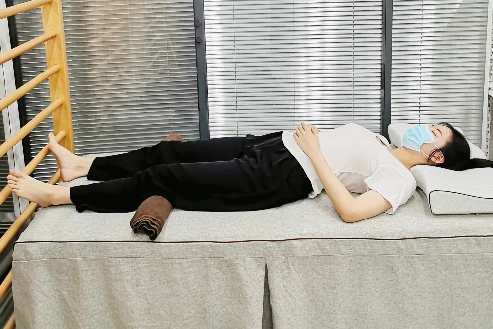 Ngủ ở 4 tư thế này ĐỪNG HỎI TẠI SAO cột sống sớm bị "hủy hoại": Nhiều người thích vì thoải mái- Ảnh 5.