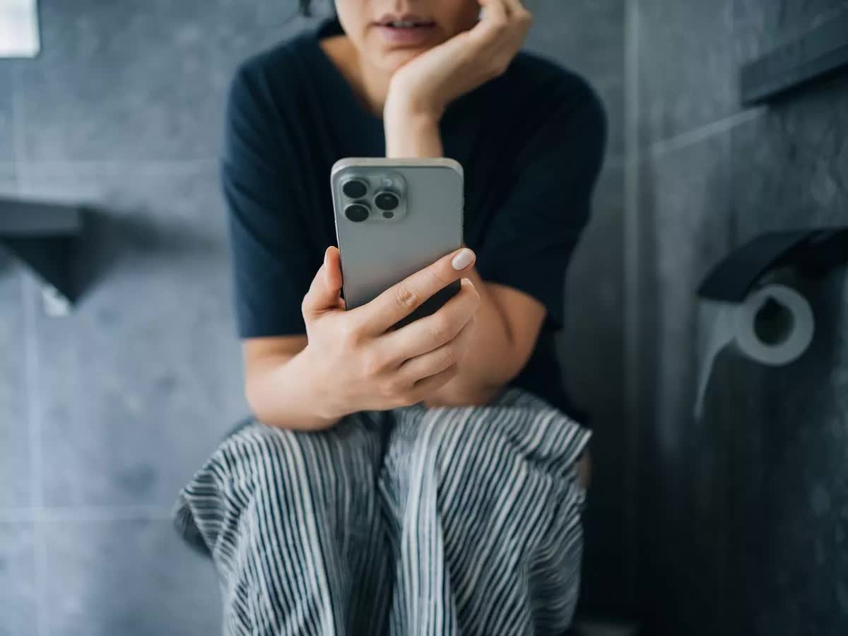 Cảnh báo cho những ai đang dùng điện thoại kiểu này: Bệnh tật "bủa vây" nếu không bỏ sớm - Ảnh 1.