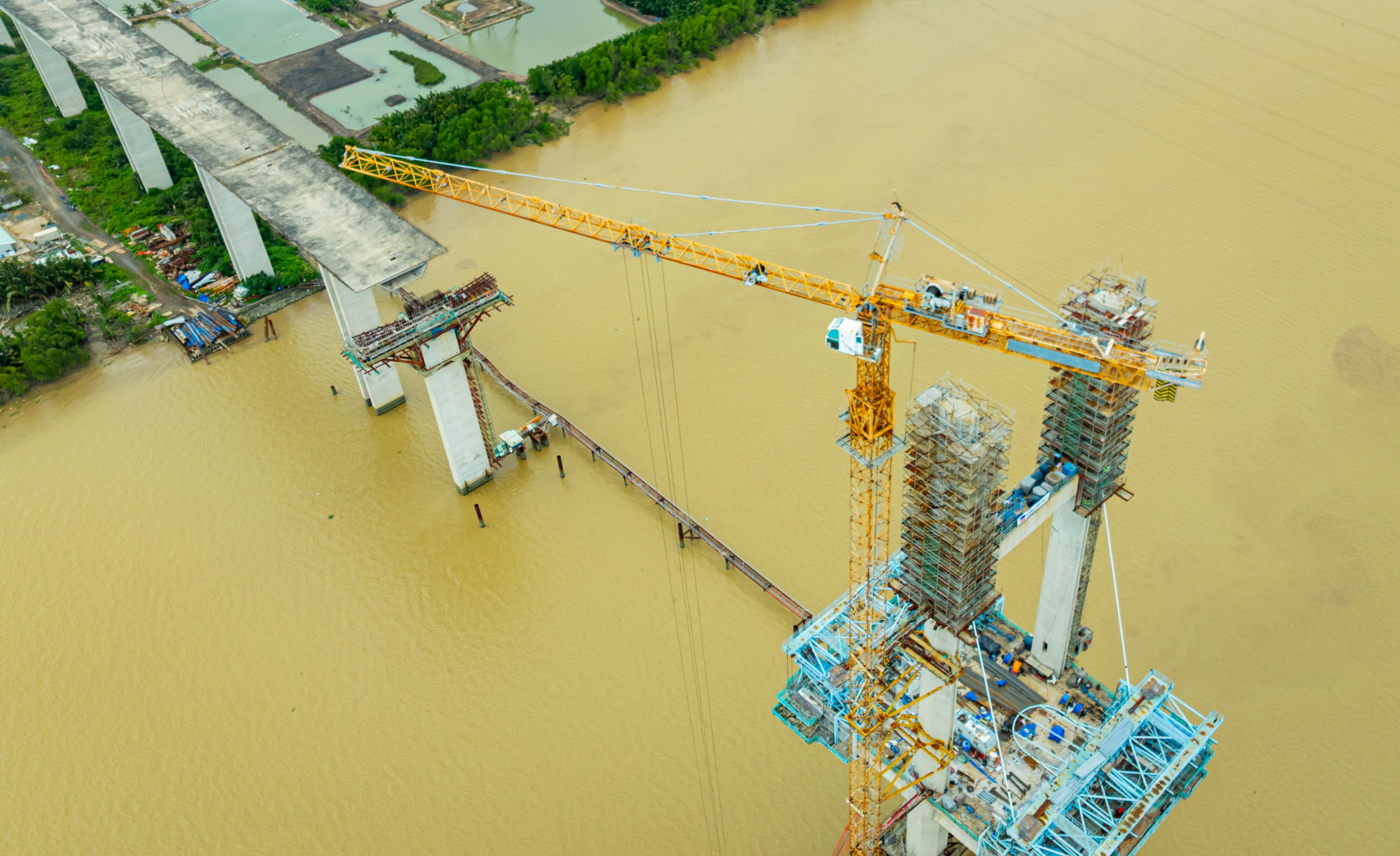 Toàn cảnh công trường cầu dây văng cao nhất, nút thắt cuối cùng của cao tốc mỗi mét tốn nửa tỷ ở TP.HCM- Ảnh 3.