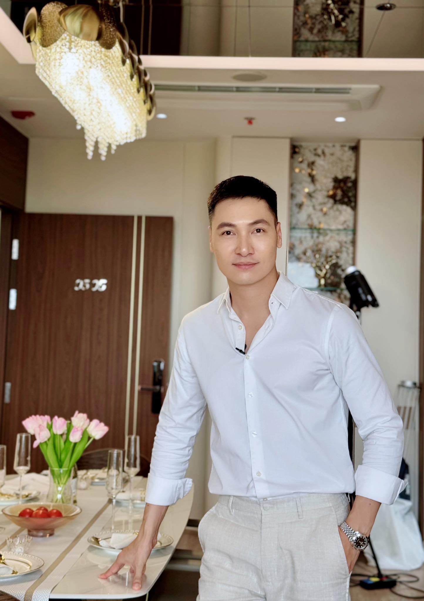 Ngoại hình của nam nghệ sĩ hào hoa, yêu vợ bậc nhất showbiz, có nhà từ Hà Nội đến Hưng Yên, Phú Thọ- Ảnh 1. Ngoại hình của nam nghệ sĩ hào hoa, yêu vợ bậc nhất showbiz, có nhà từ Hà Nội đến Hưng Yên, Phú Thọ- Ảnh 1.