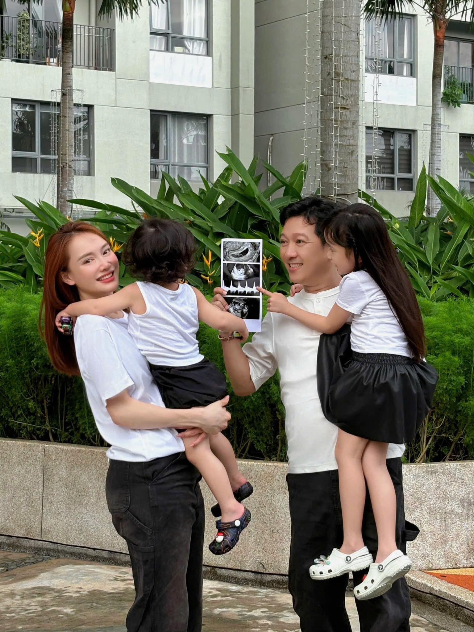 Nam danh hài có vợ cực xinh, sở hữu biệt thự nhà vườn tiền tỷ ở Đồng Nai rộng nghìn m2, nhìn toàn cây ăn quả xanh mướt ai cũng mê- Ảnh 1.