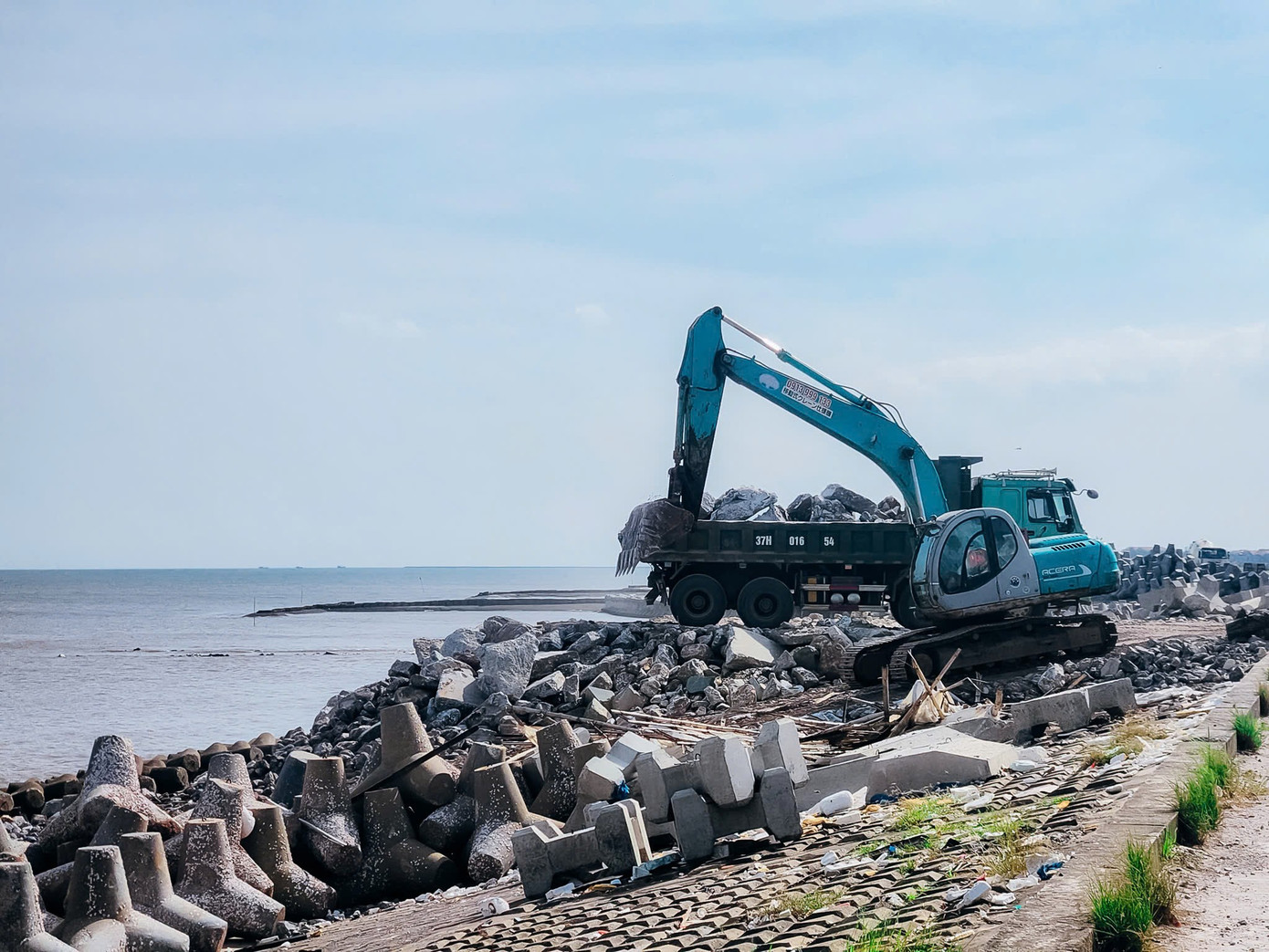 Ninh Bình công bố tình huống khẩn cấp về sự cố đê biển, Tây Bắc lên phương án phòng chống lũ- Ảnh 1.