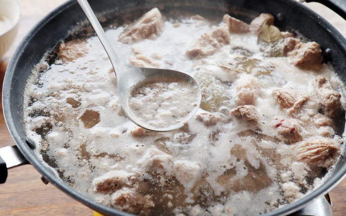 Khi nào nên, khi nào không nên vớt bọt nổi lên lúc luộc thịt? Chuyện đơn giản nhưng nhiều người làm sai- Ảnh 2.