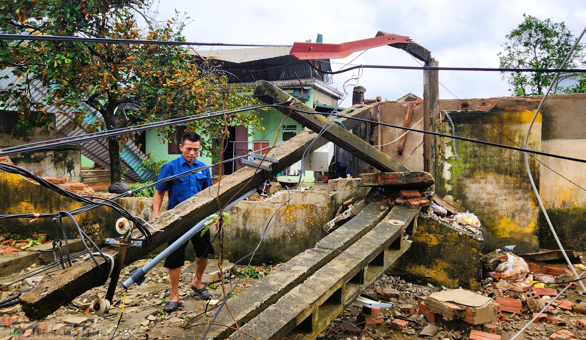 Hiện trường tan hoang sau trận lốc xoáy kinh hoàng ở Thanh Hóa- Ảnh 1.