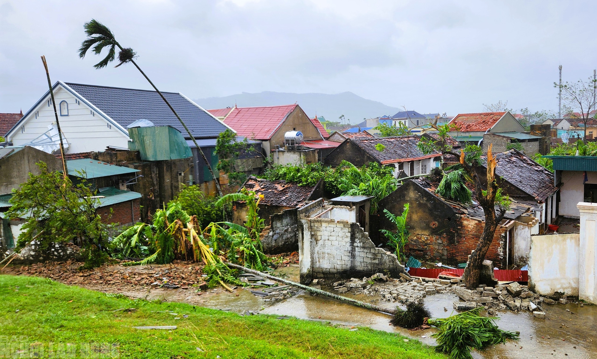 Hiện trường tan hoang sau trận lốc xoáy kinh hoàng ở Thanh Hóa- Ảnh 2.