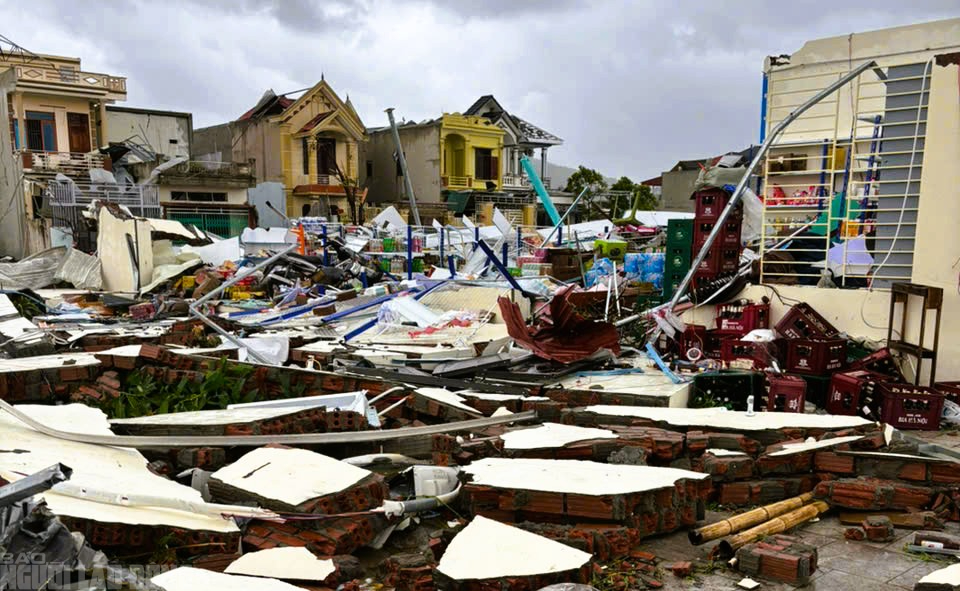 Hiện trường tan hoang sau trận lốc xoáy kinh hoàng ở Thanh Hóa- Ảnh 3.