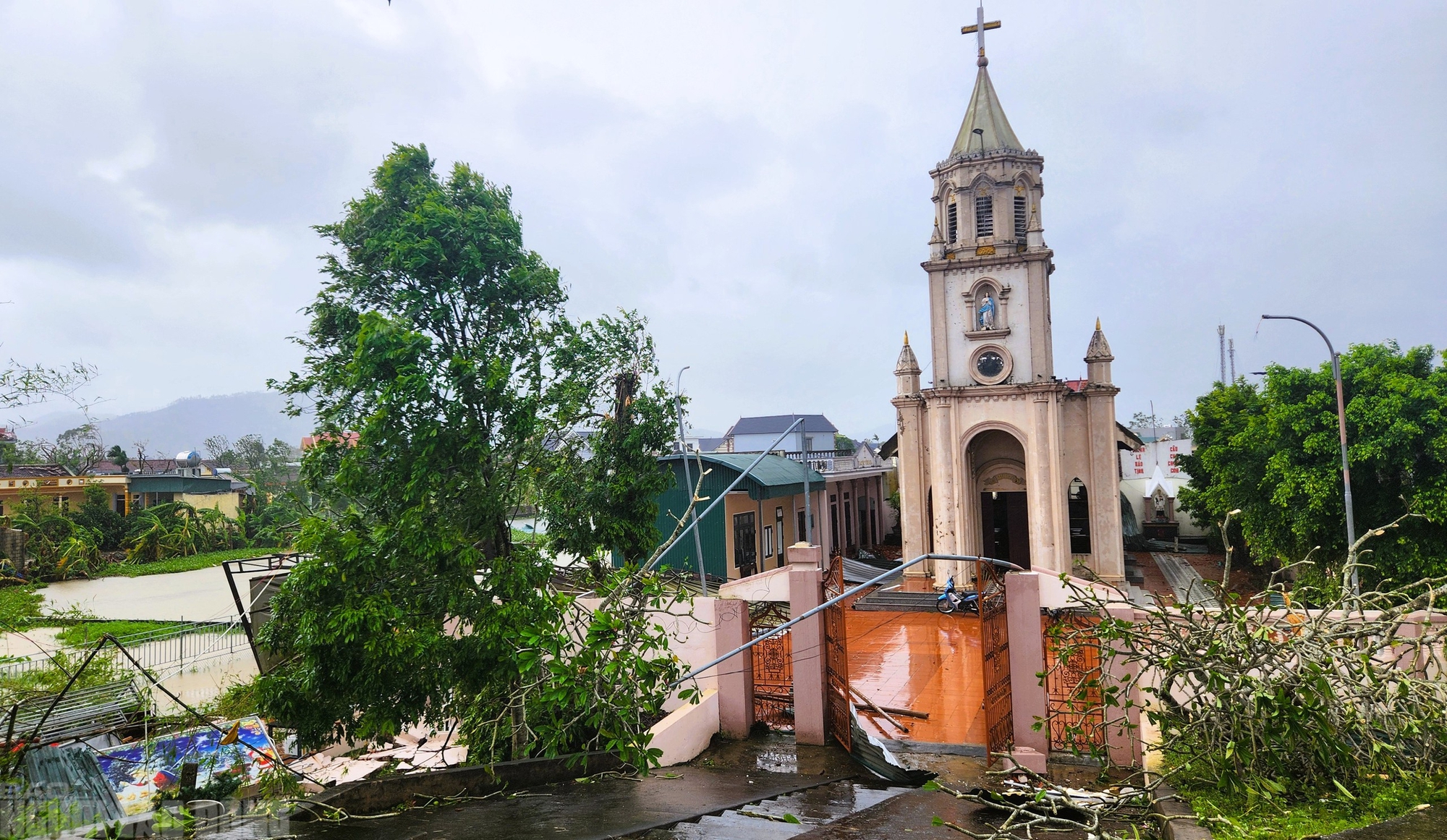 Hiện trường tan hoang sau trận lốc xoáy kinh hoàng ở Thanh Hóa- Ảnh 11.