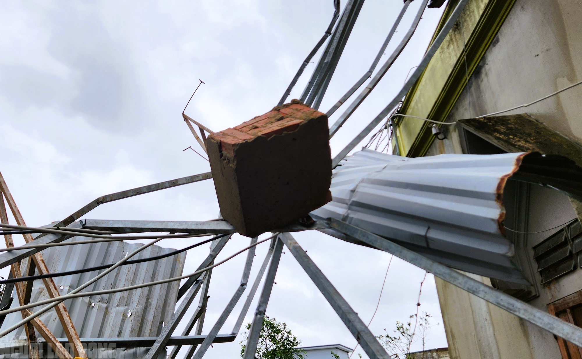 Hiện trường tan hoang sau trận lốc xoáy kinh hoàng ở Thanh Hóa- Ảnh 21.