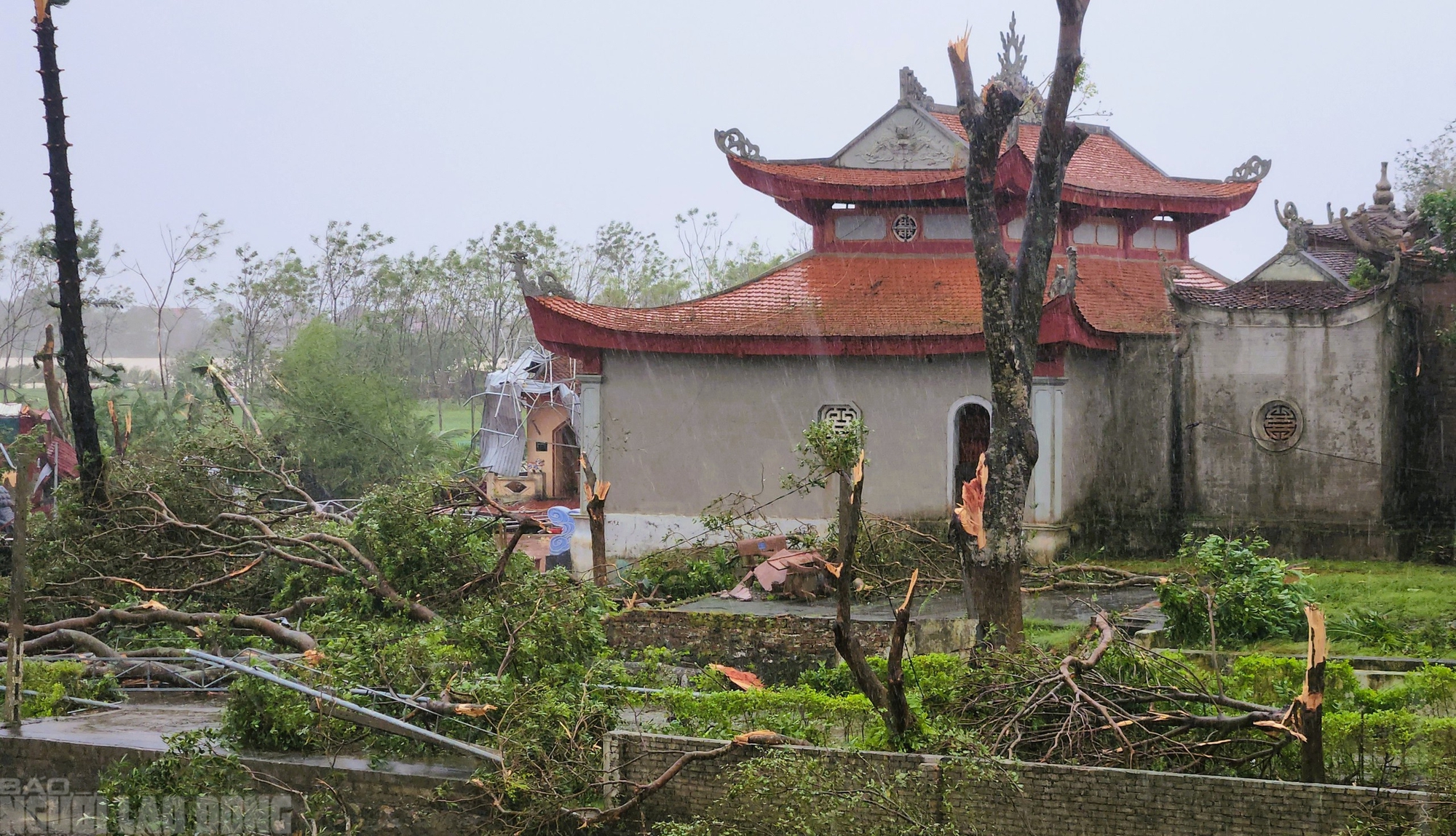 Hiện trường tan hoang sau trận lốc xoáy kinh hoàng ở Thanh Hóa- Ảnh 9.