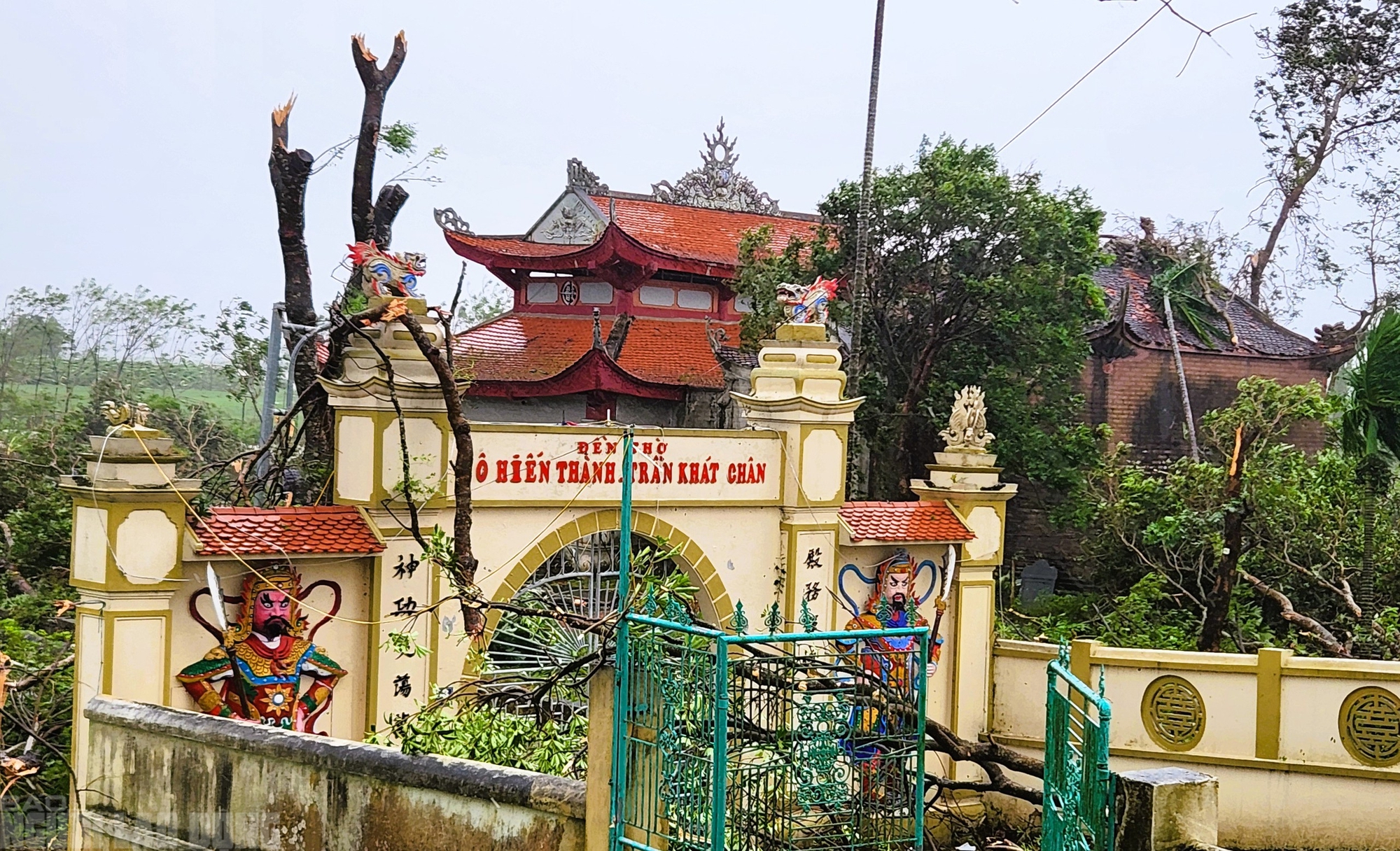 Hiện trường tan hoang sau trận lốc xoáy kinh hoàng ở Thanh Hóa- Ảnh 10.