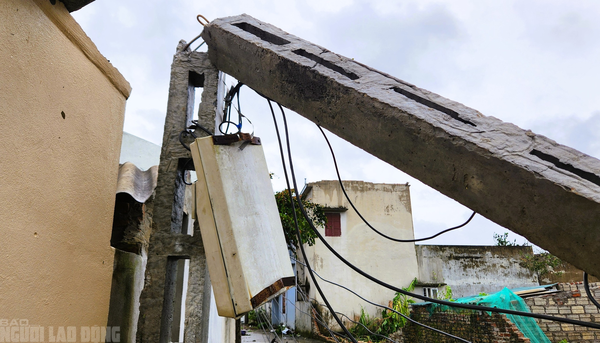 Hiện trường tan hoang sau trận lốc xoáy kinh hoàng ở Thanh Hóa- Ảnh 15.