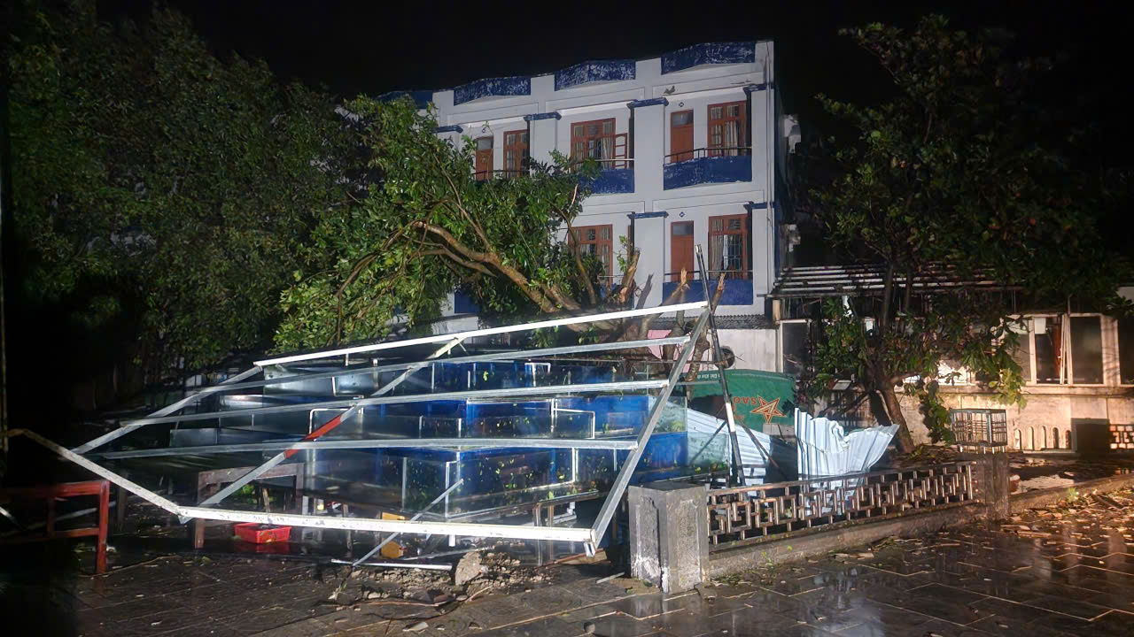 Hình ảnh tan hoang ở nơi tâm Bão số 10 quần thảo suốt đêm- Ảnh 1.