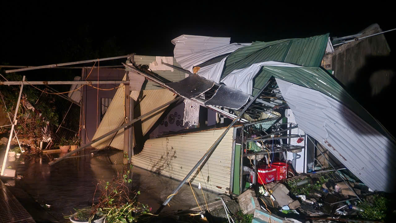 Hình ảnh tan hoang ở nơi tâm Bão số 10 quần thảo suốt đêm- Ảnh 2.