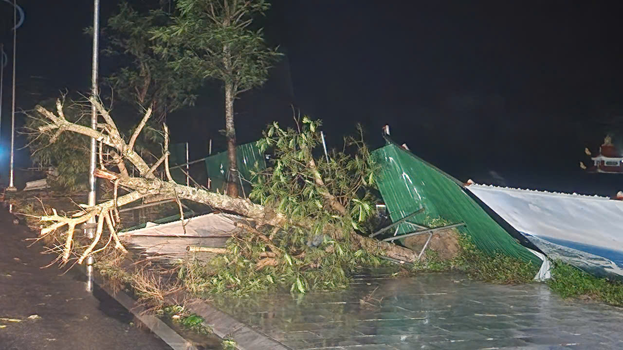 Hình ảnh tan hoang ở nơi tâm Bão số 10 quần thảo suốt đêm- Ảnh 3.