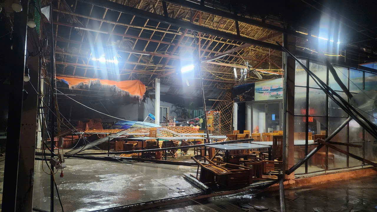 Hình ảnh tan hoang ở nơi tâm Bão số 10 quần thảo suốt đêm- Ảnh 4.