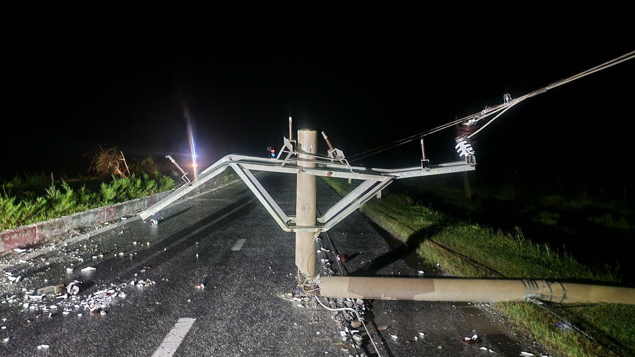 Hình ảnh tan hoang ở nơi tâm Bão số 10 quần thảo suốt đêm- Ảnh 5.