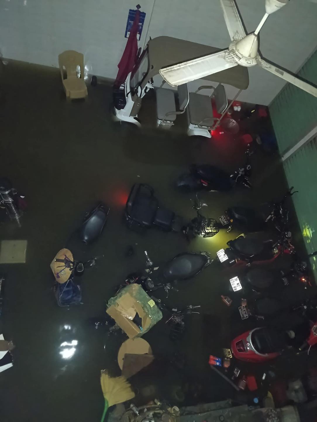 Hình ảnh tan hoang ở nơi tâm Bão số 10 quần thảo suốt đêm- Ảnh 9.