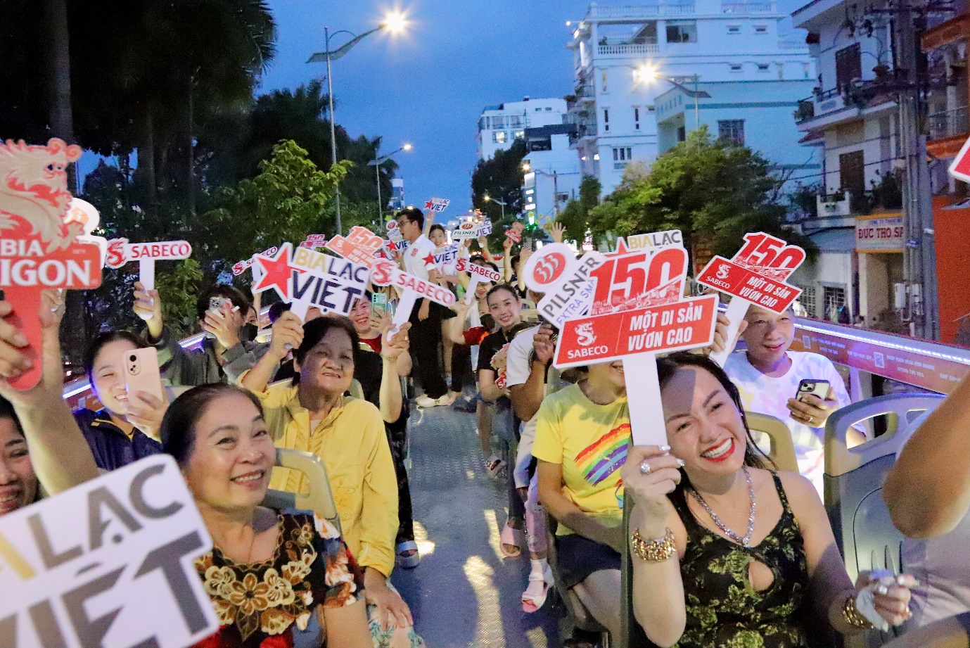 Xe buýt 2 tầng đỏ rực “chở” 150 năm di sản SABECO đến Vĩnh Long - Ảnh 1. Xe buýt 2 tầng đỏ rực “chở” 150 năm di sản SABECO đến Vĩnh Long - Ảnh 1.