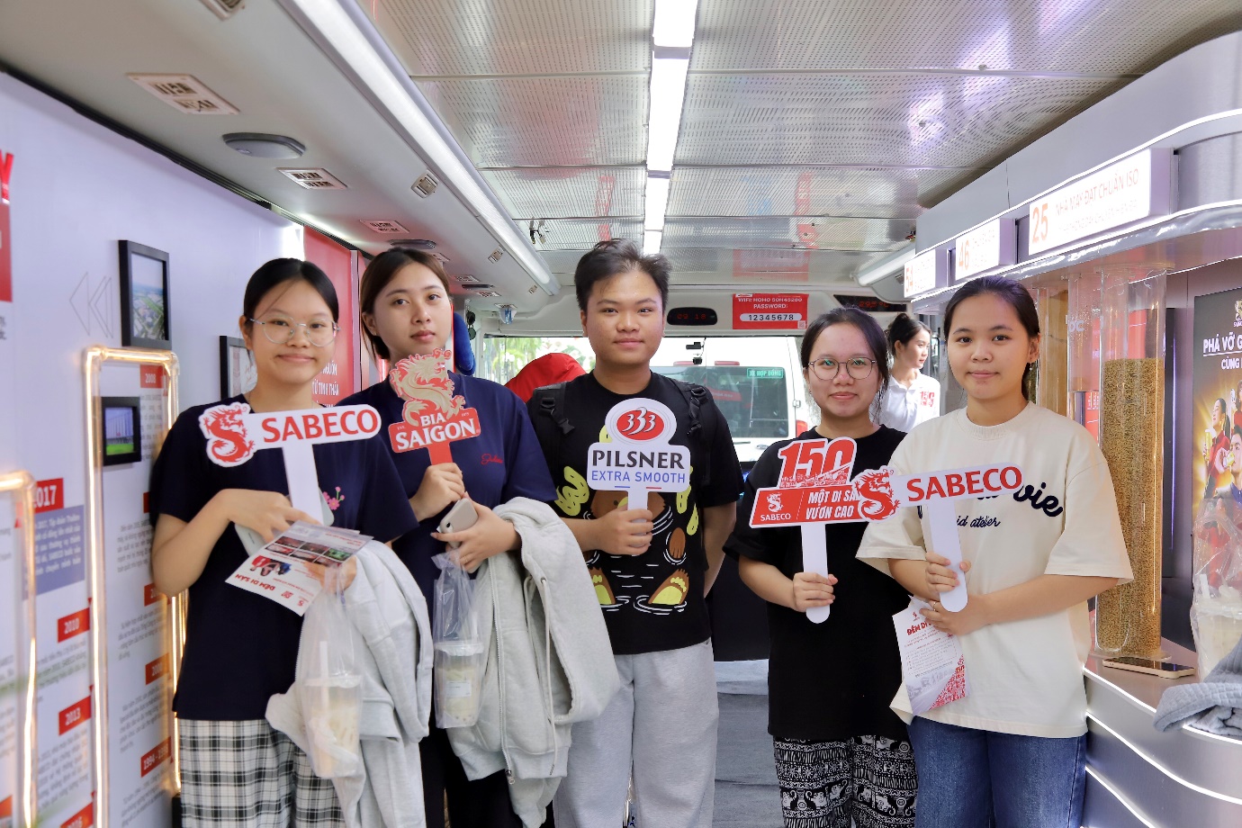 Xe buýt 2 tầng đỏ rực “chở” 150 năm di sản SABECO đến Vĩnh Long - Ảnh 2. Xe buýt 2 tầng đỏ rực “chở” 150 năm di sản SABECO đến Vĩnh Long - Ảnh 2.