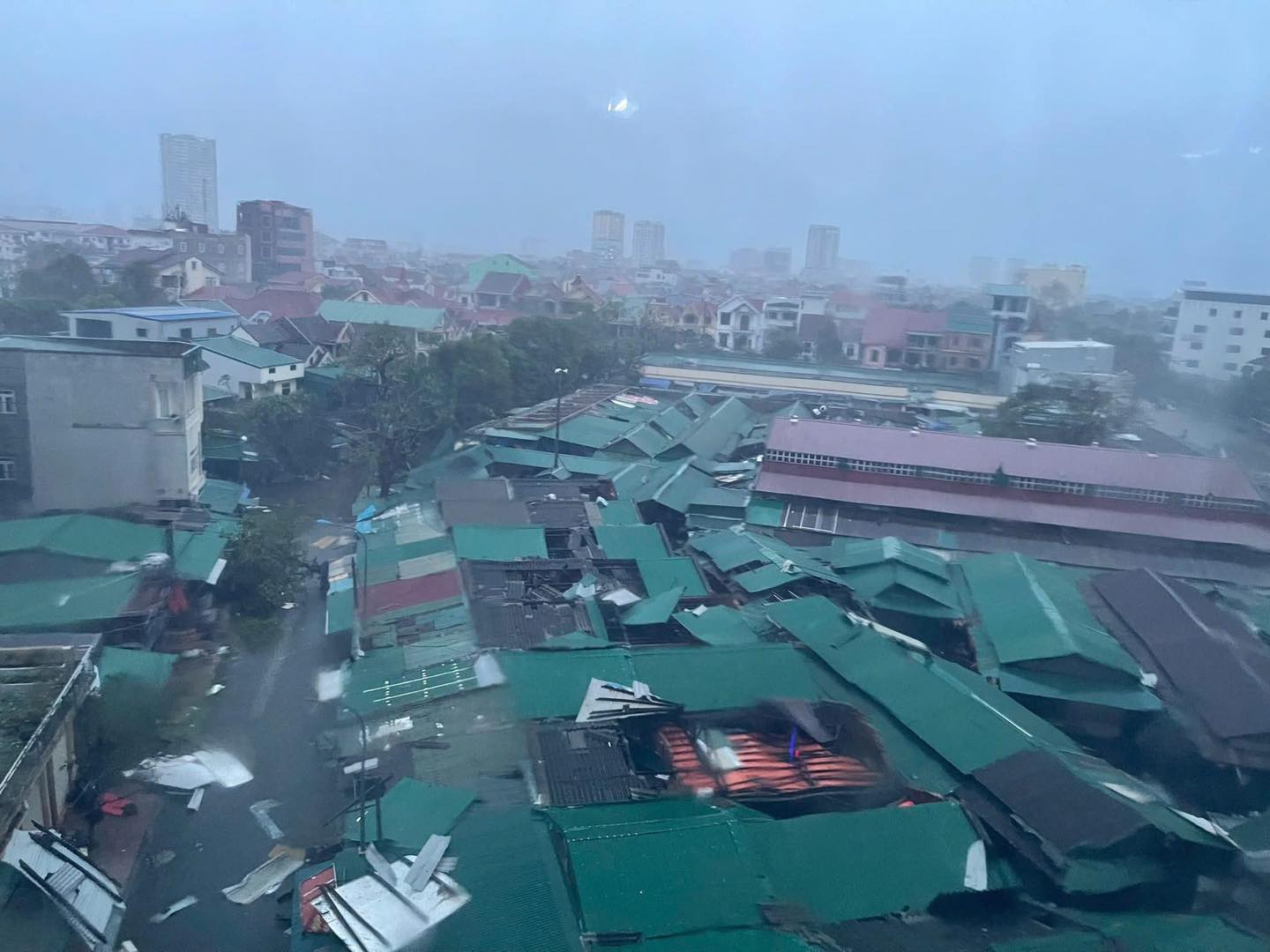 Hình ảnh tan hoang ở nơi tâm Bão số 10 quần thảo suốt đêm- Ảnh 6.