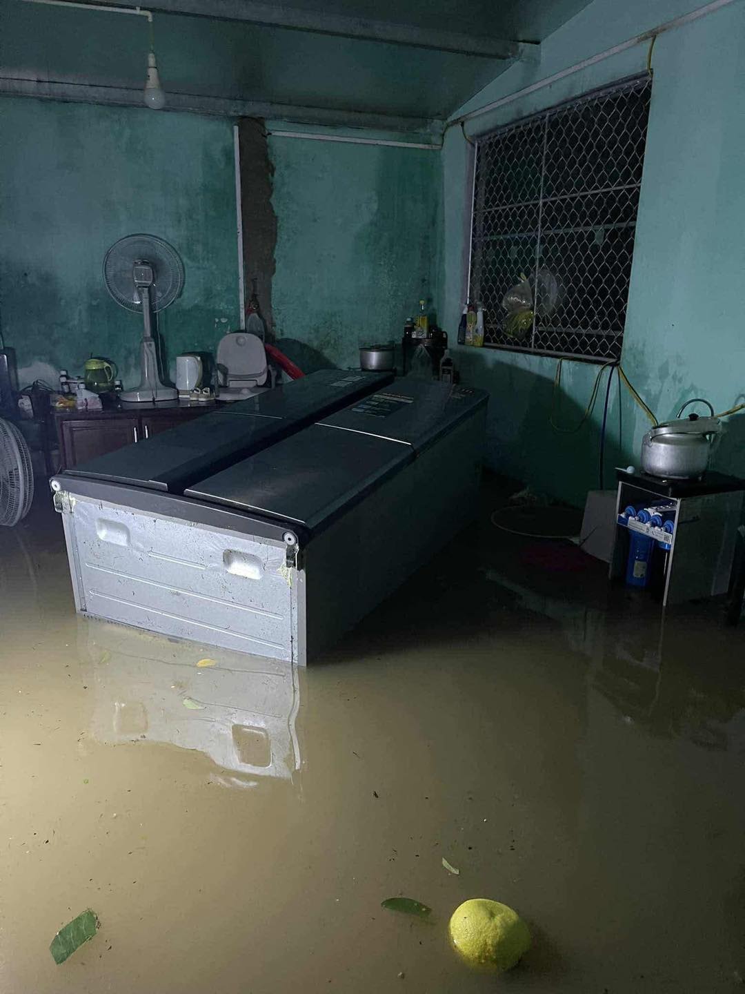 Hình ảnh tan hoang ở nơi tâm Bão số 10 quần thảo suốt đêm- Ảnh 8.