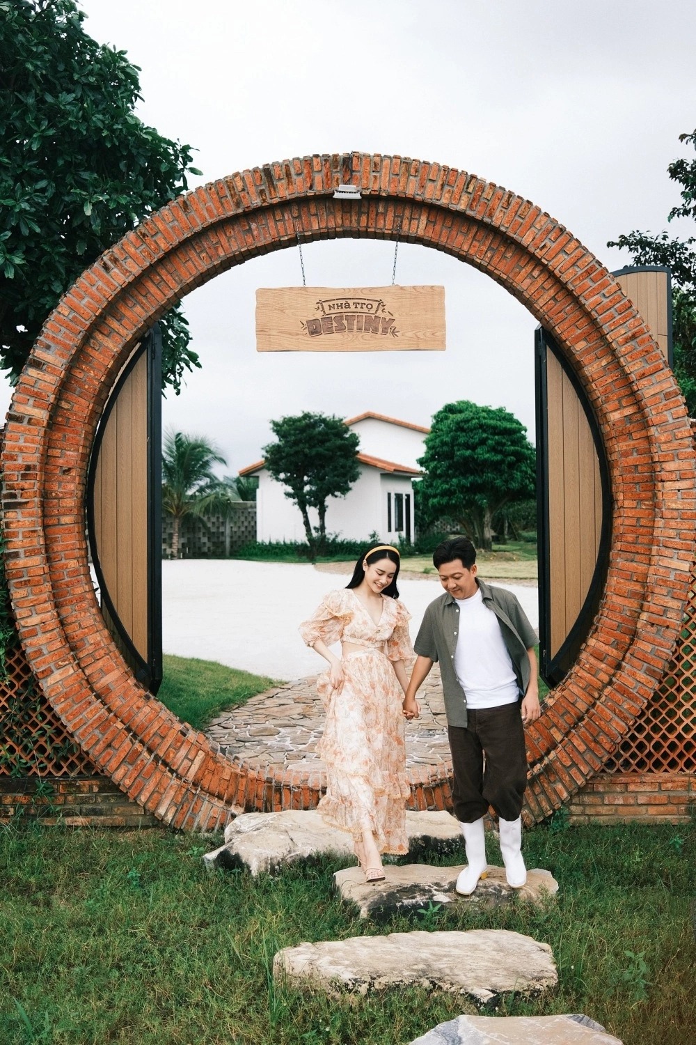 Nam danh hài có vợ cực xinh, sở hữu biệt thự nhà vườn tiền tỷ ở Đồng Nai rộng nghìn m2, nhìn toàn cây ăn quả xanh mướt ai cũng mê- Ảnh 2.