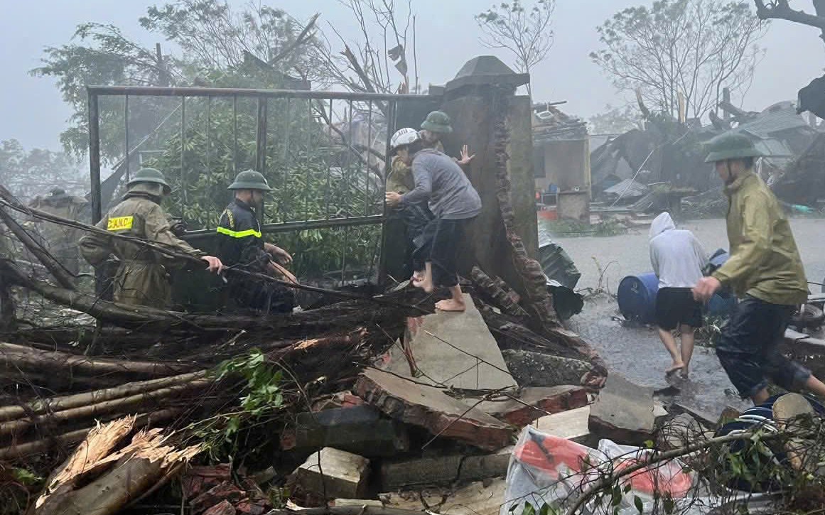 Số người chết do bão số 10 tăng lên 11, 21 người mất tích và mất liên lạc, Thủ tướng chỉ đạo khẩn- Ảnh 1.
