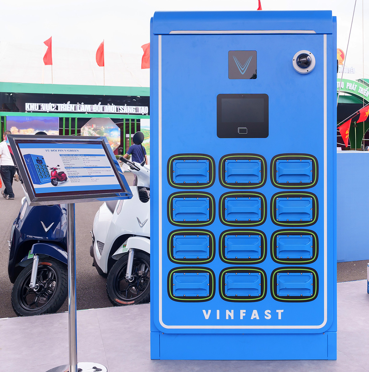 Công ty của tỷ phú Phạm Nhật Vượng triển khai mô hình nhượng quyền tủ đổi pin xe máy điện, vốn đầu tư 210 triệu đồng - Ảnh 2.
