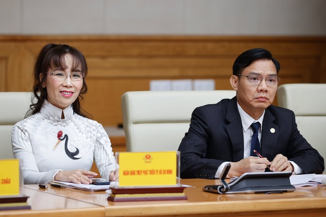 Dấu chân 2 'đoàn quân' hồi hương xây dựng kinh tế Việt Nam: Người từ Đông Âu dựng 'móng và cột', người từ Bắc Mỹ xây 'mái và nội thất số'- Ảnh 4. Dấu chân 2 'đoàn quân' hồi hương xây dựng kinh tế Việt Nam: Người từ Đông Âu dựng 'móng và cột', người từ Bắc Mỹ xây 'mái và nội thất số'- Ảnh 4.