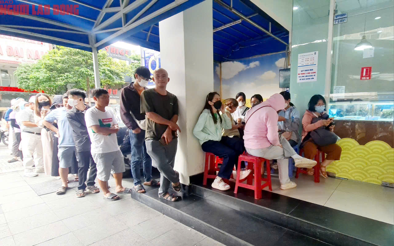 Khó mua vàng miếng SJC , khách hàng đổ xô mua vàng nhẫn tại TP HCM - Ảnh 3.