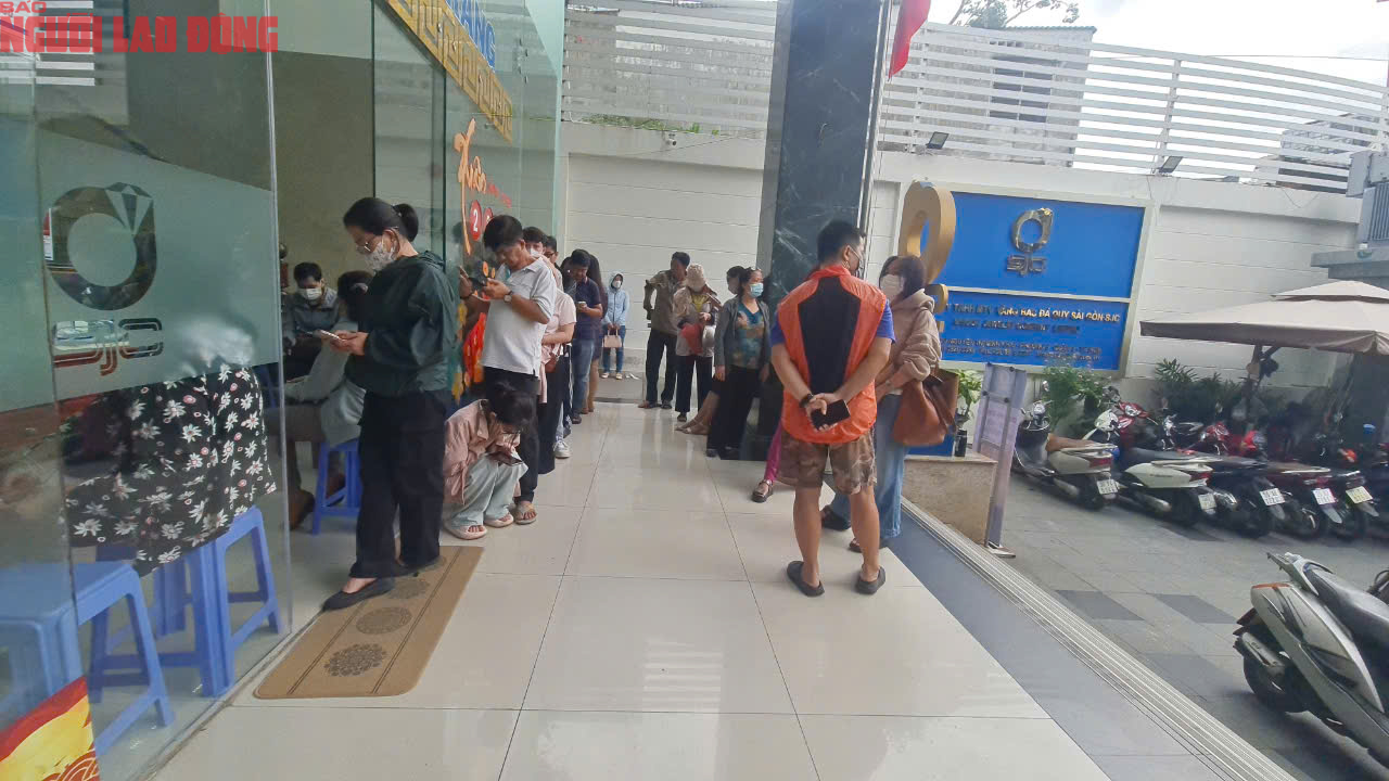Khó mua vàng miếng SJC , khách hàng đổ xô mua vàng nhẫn tại TP HCM - Ảnh 4.