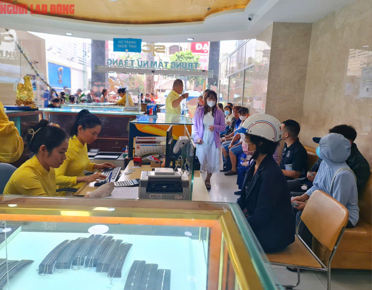 Khó mua vàng miếng SJC , khách hàng đổ xô mua vàng nhẫn tại TP HCM - Ảnh 5.