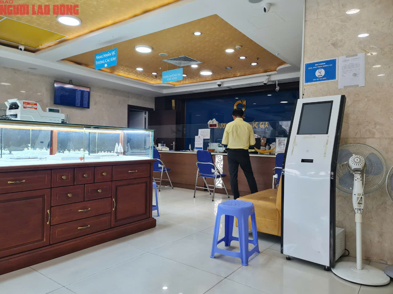 Khó mua vàng miếng SJC , khách hàng đổ xô mua vàng nhẫn tại TP HCM - Ảnh 6.